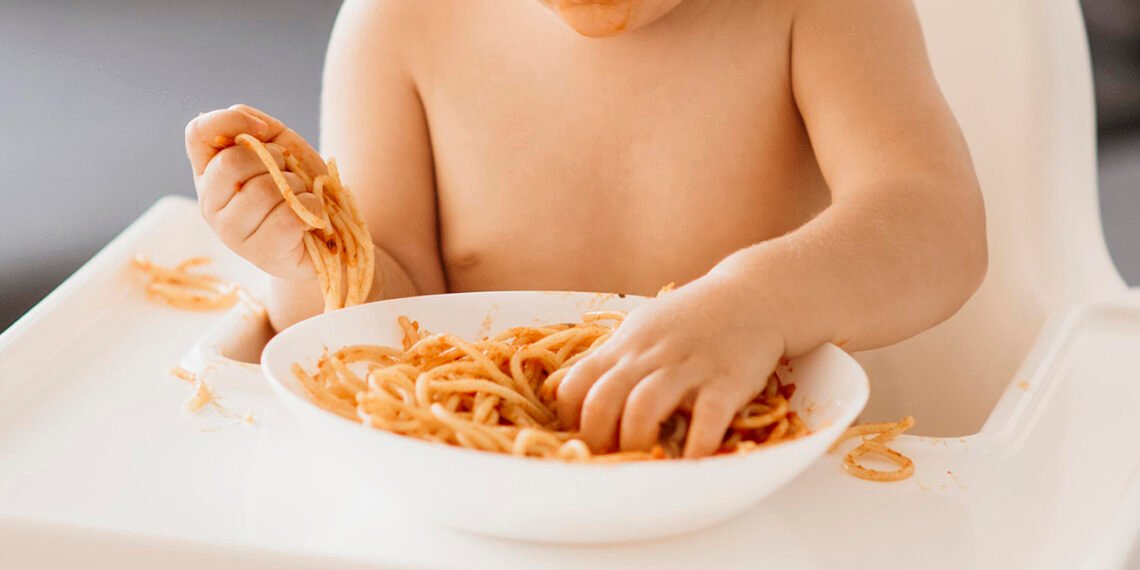 A partir del año, los bebés pueden empezar a incorporar los alimentos que come el resto de la familia, con algunas prohibiciones (FreePick).