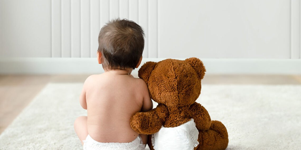 Colocar bien el pañal y usar un talle correcto es clave para que tu bebé se sienta cómodo y también para evitar “accidentes” a la hora de hacer sus necesidades (FreePick).