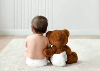 Colocar bien el pañal y usar un talle correcto es clave para que tu bebé se sienta cómodo y también para evitar “accidentes” a la hora de hacer sus necesidades (FreePick).