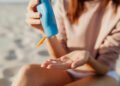 La exposición excesiva al sol puede producir envejecimiento de la piel, cataratas y cáncer de piel (Karolina Kaboompics/Pexels)