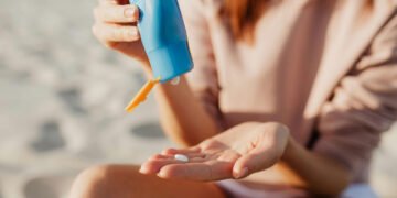 La exposición excesiva al sol puede producir envejecimiento de la piel, cataratas y cáncer de piel (Karolina Kaboompics/Pexels)