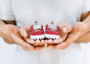 Consejos para elegir el nombre de tu bebé (FreePick).