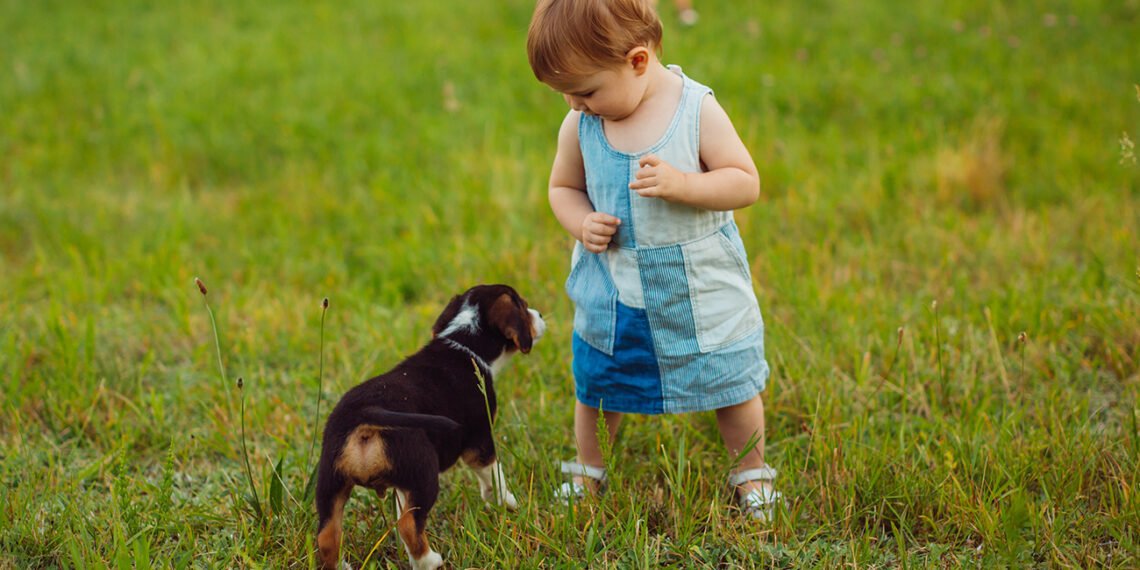 La crianza de niños y niñas en un entorno seguro y con la presencia de mascotas resulta beneficioso (FreePick).