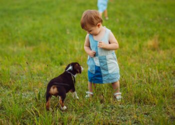 La crianza de niños y niñas en un entorno seguro y con la presencia de mascotas resulta beneficioso (FreePick).