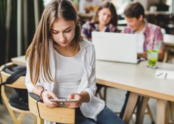 Sin celulares, los estudiantes admiten que prestan más atención a la clase, pero se aburen más (FreePick).