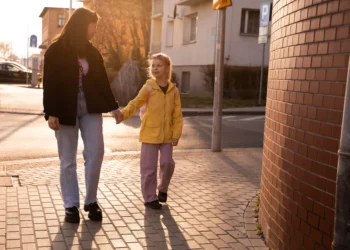 Crianza y vida pública: la necesidad de espacios pensados también para niños y niñas