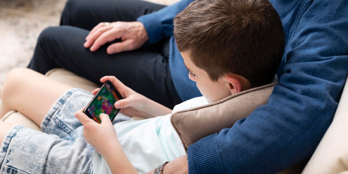 El control parental disminuye aún más durante la adolescencia, justo cuando los jóvenes podrían necesitarlo más (FreePick).