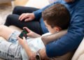 El control parental disminuye aún más durante la adolescencia, justo cuando los jóvenes podrían necesitarlo más (FreePick).