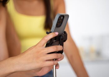 En el sexting la imagen es enviada a uno o varios contactos que, a su vez, pueden reenviarla y comenzar la viralización (FreePick).