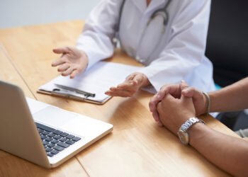 En 2023, por cada dos ligaduras se realizaba, en promedio, una vasectomía (FreePick).