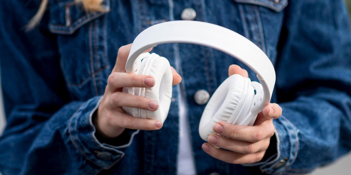 Los auriculares, uno de los accesorios preferidos por niños y jóvenes, requieren un uso responsable para evitar consecuencias en la salud auditiva (FreePick).