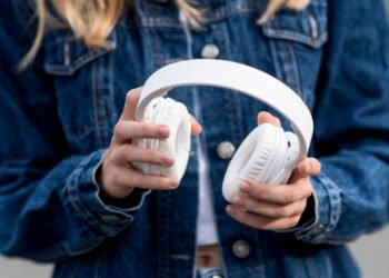 Los auriculares, uno de los accesorios preferidos por niños y jóvenes, requieren un uso responsable para evitar consecuencias en la salud auditiva (FreePick).