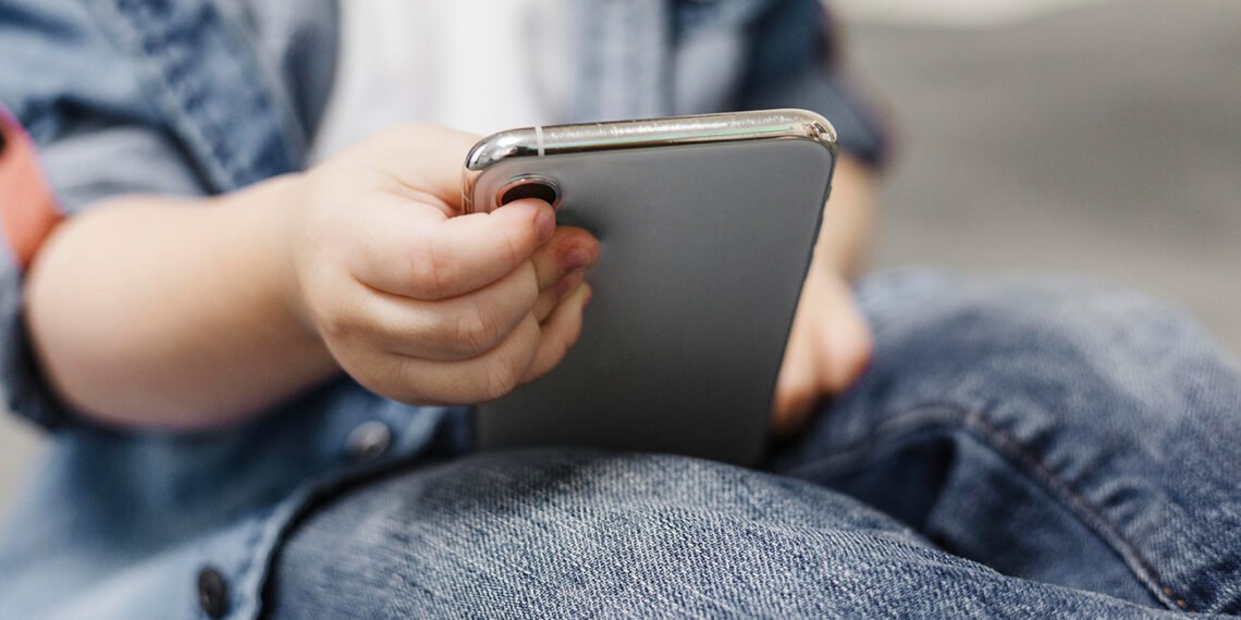 Cada vez los niños y niñas entran en contacto con la tecnología a edades más tempranas (FreePick).