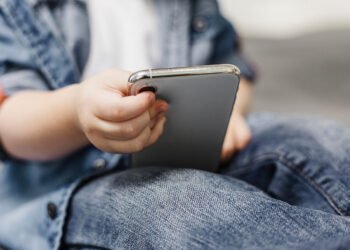 Cada vez los niños y niñas entran en contacto con la tecnología a edades más tempranas (FreePick).
