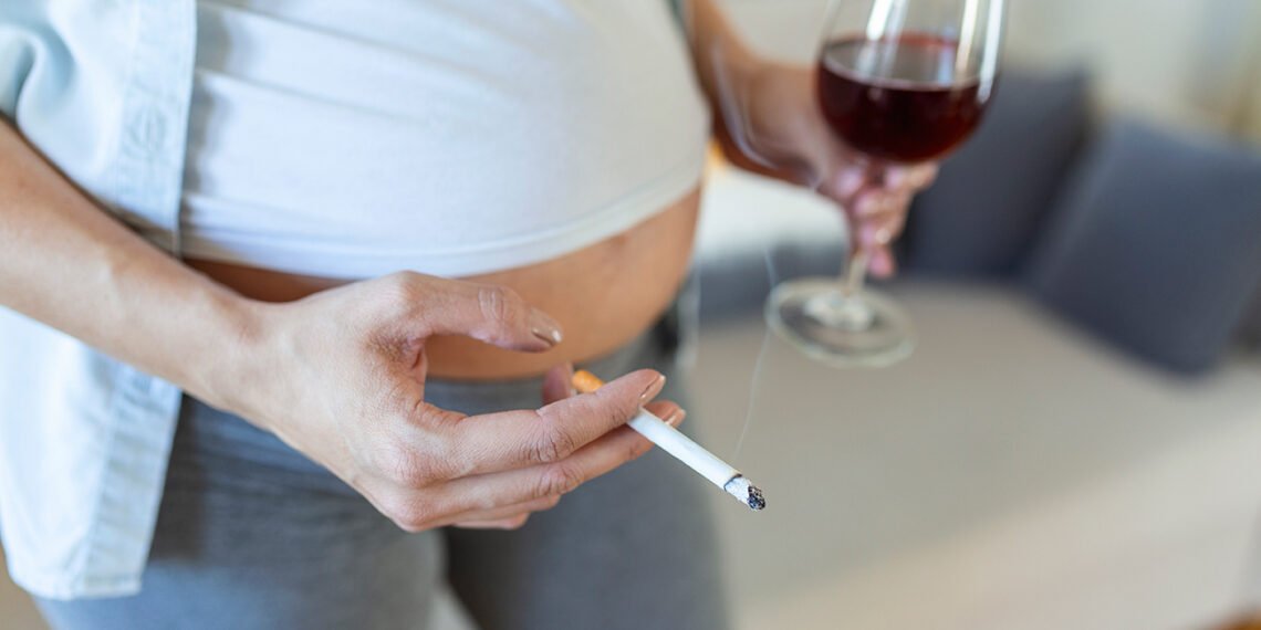 Cómo afecta el consumo de alcohol, tabaco o drogas durante el embarazo (@stefamerpik en Freepick).