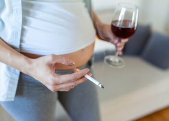 Cómo afecta el consumo de alcohol, tabaco o drogas durante el embarazo (@stefamerpik en Freepick).