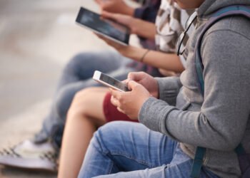 Brasil prohibió el uso de celulares en las escuelas primarias y secundarias