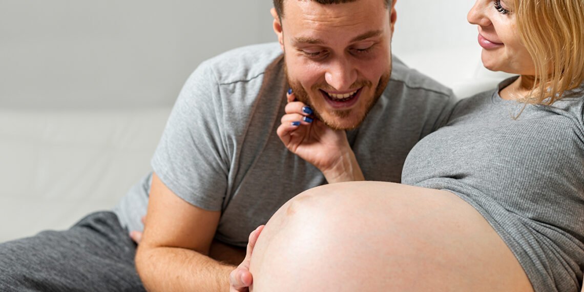 Cómo se desarrolla la audición en el embarazo y cuándo los bebés reconocen la voz de mamá y papá (FreePick).