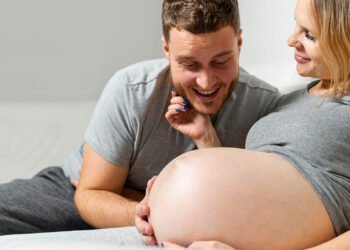 Cómo se desarrolla la audición en el embarazo y cuándo los bebés reconocen la voz de mamá y papá (FreePick).