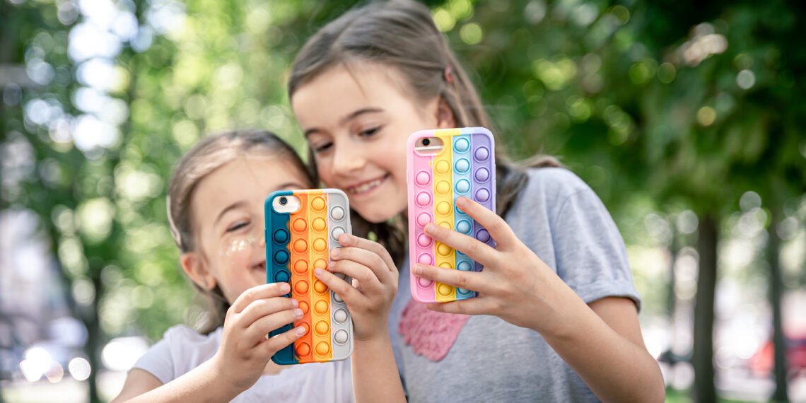 A raíz de un informe, el Presidente de Francia propone restringir el uso de celulares y redes sociales para niños