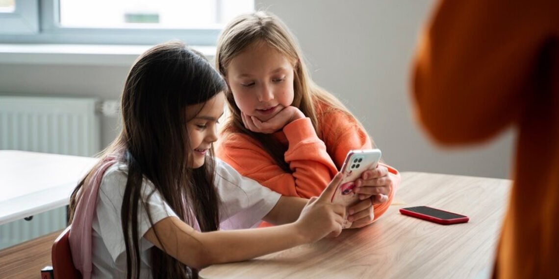 Preocupan las distracciones por el uso de celulares en las aulas (FreePick).