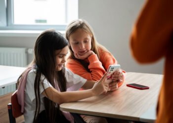 Preocupan las distracciones por el uso de celulares en las aulas (FreePick).