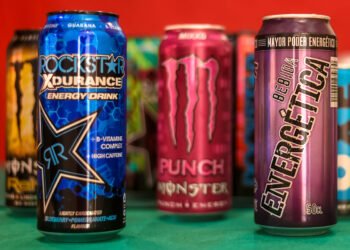 Es crucial destacar la falta de información que tanto niños como familias poseen sobre los riesgos asociados al consumo de estas bebidas (Wikimedia Commons).