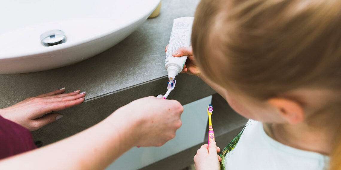 Expertos destacan la importancia de inculcar el cuidado bucal y usar pasta dental desde la infancia (FreePick).
