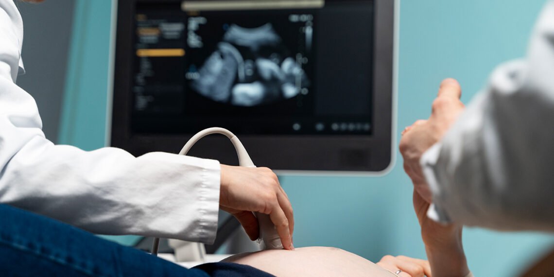 El costo físico del embarazo: la recuperación en la madre podría extenderse hasta un año después del parto (Freepick).