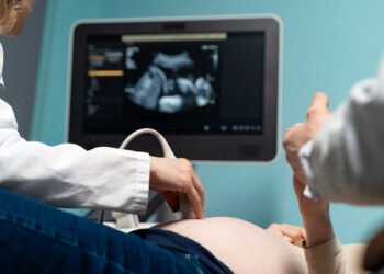 El costo físico del embarazo: la recuperación en la madre podría extenderse hasta un año después del parto (Freepick).