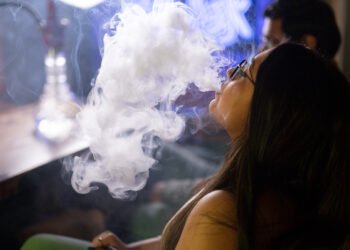 Advierten por los peligros del cigarrillo electrónico (FreePick).