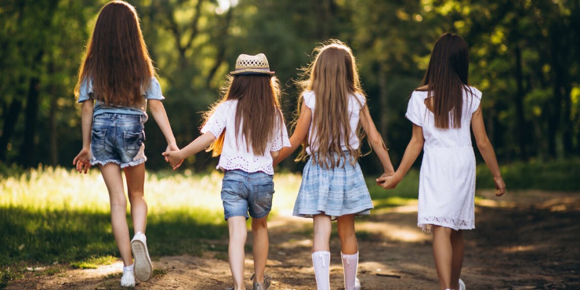 La amistad no es un lujo sino una necesidad fundamental para un desarrollo psicosocial sano (@senivpetro /FreePick).