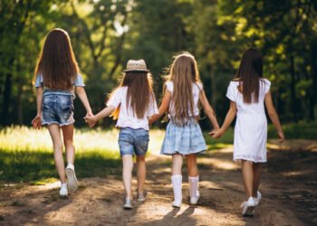 La amistad no es un lujo sino una necesidad fundamental para un desarrollo psicosocial sano (@senivpetro /FreePick).