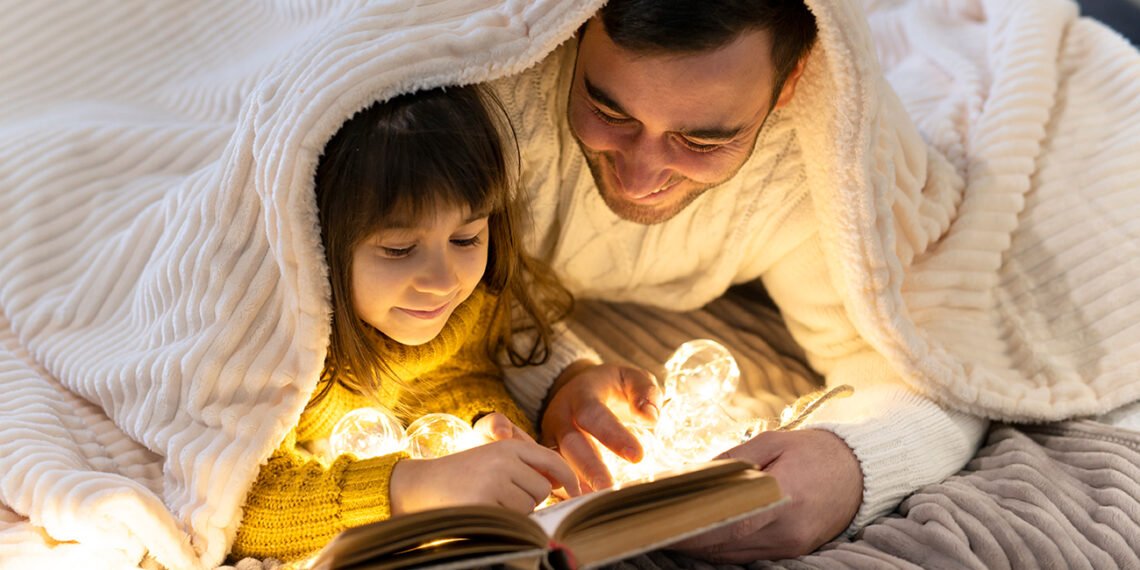 Leer un cuento con tus hijos no es solo un acto de amor, es una inversión invaluable en su desarrollo cerebral, lingüístico y emocional (FreePick).