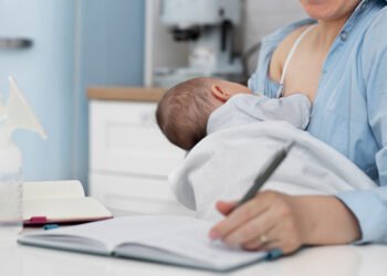 Fallo pinero en Neuquén a favor de una madre que dejó sus estudios para criar a sus hijos (FreePick).