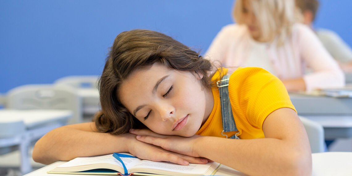 Niños y adolescentes deberían entrar más tarde a las escuelas, advierten expertos (FreePick).