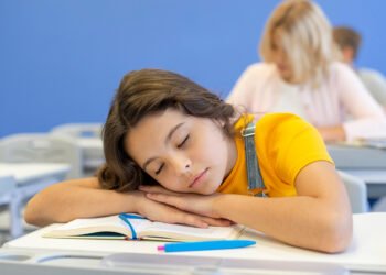 Niños y adolescentes deberían entrar más tarde a las escuelas, advierten expertos (FreePick).