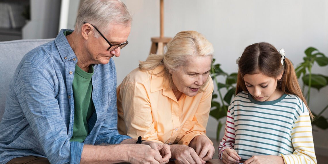 El rol de los abuelos es clave en la crianza, pero no hay que abusar (FreePick).