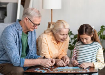 El rol de los abuelos es clave en la crianza, pero no hay que abusar (FreePick).