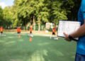Padres deudores, estadio fútbol (Freepick).
