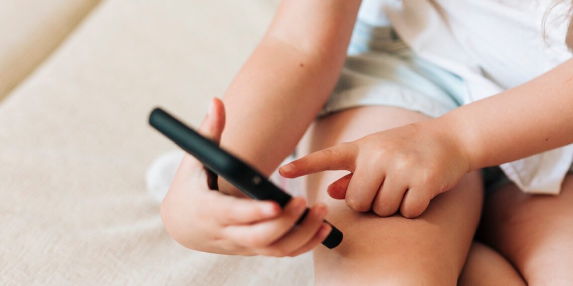 La exposición temprana a smartphones puede tener un impacto negativo duradero en el bienestar psicológico, manifestándose incluso en la adultez temprana (Freepick).