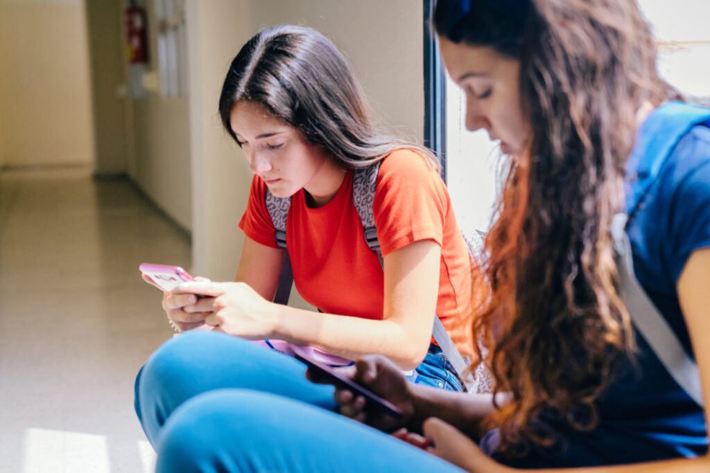 Salta establece reglas claras par el uso de celulares en las escuelas (FreePick).