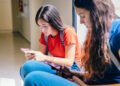 Jóvenes utilizando el celular, redes sociales.
