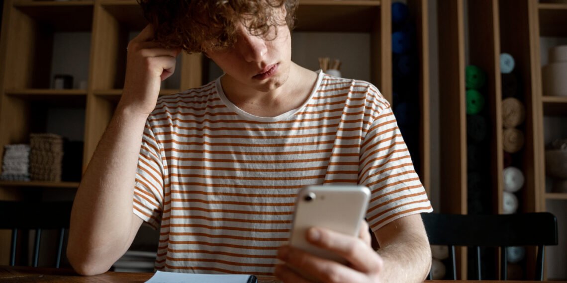 El "cloaking" aísla por completo a la víctima, impidiéndole comprender lo sucedido o buscar algún tipo de explicación (Tonodiaz/FreePick).