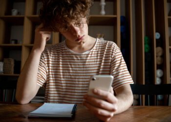 El "cloaking" aísla por completo a la víctima, impidiéndole comprender lo sucedido o buscar algún tipo de explicación (Tonodiaz/FreePick).