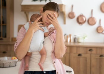 a menudo, la crianza se transforma en una experiencia agotadora que demanda una dosis extra de energía que no siempre está disponible (FreePick).