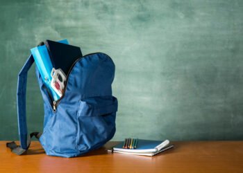 La elección inadecuada y el sobrepeso pueden generar molestias persistentes en la espalda, hombros y cuello (FreePick).