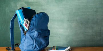 La elección inadecuada y el sobrepeso pueden generar molestias persistentes en la espalda, hombros y cuello (FreePick).