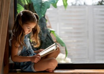 Lejos de ser un capricho o una señal de falta de curiosidad, repetir cuentos o películas tiene una función crucial en el desarrollo infantil (FreePick).