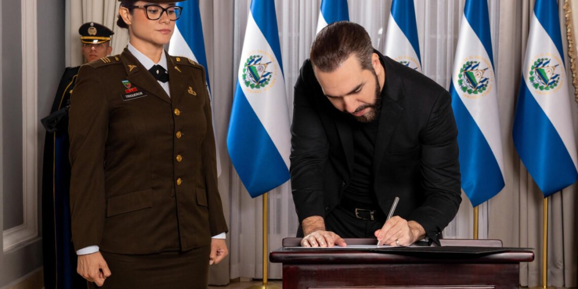 El Salvador. El presidente Bukele y la ministra de Educación (@nayibbukele).